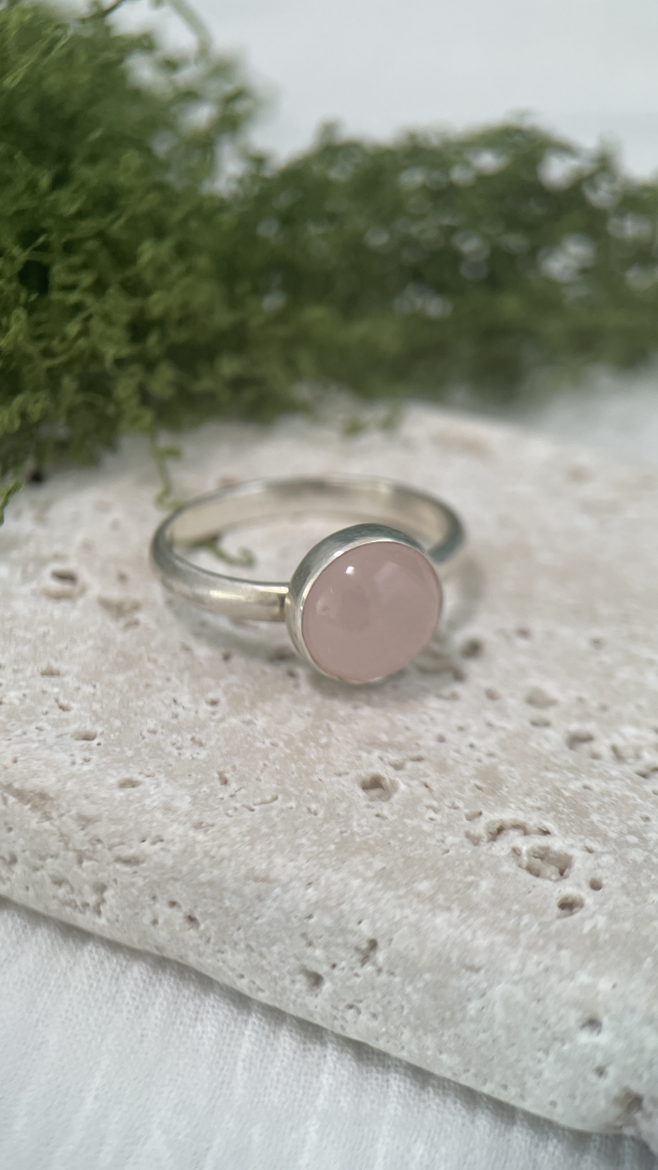 Ring with rose quartz cabochon